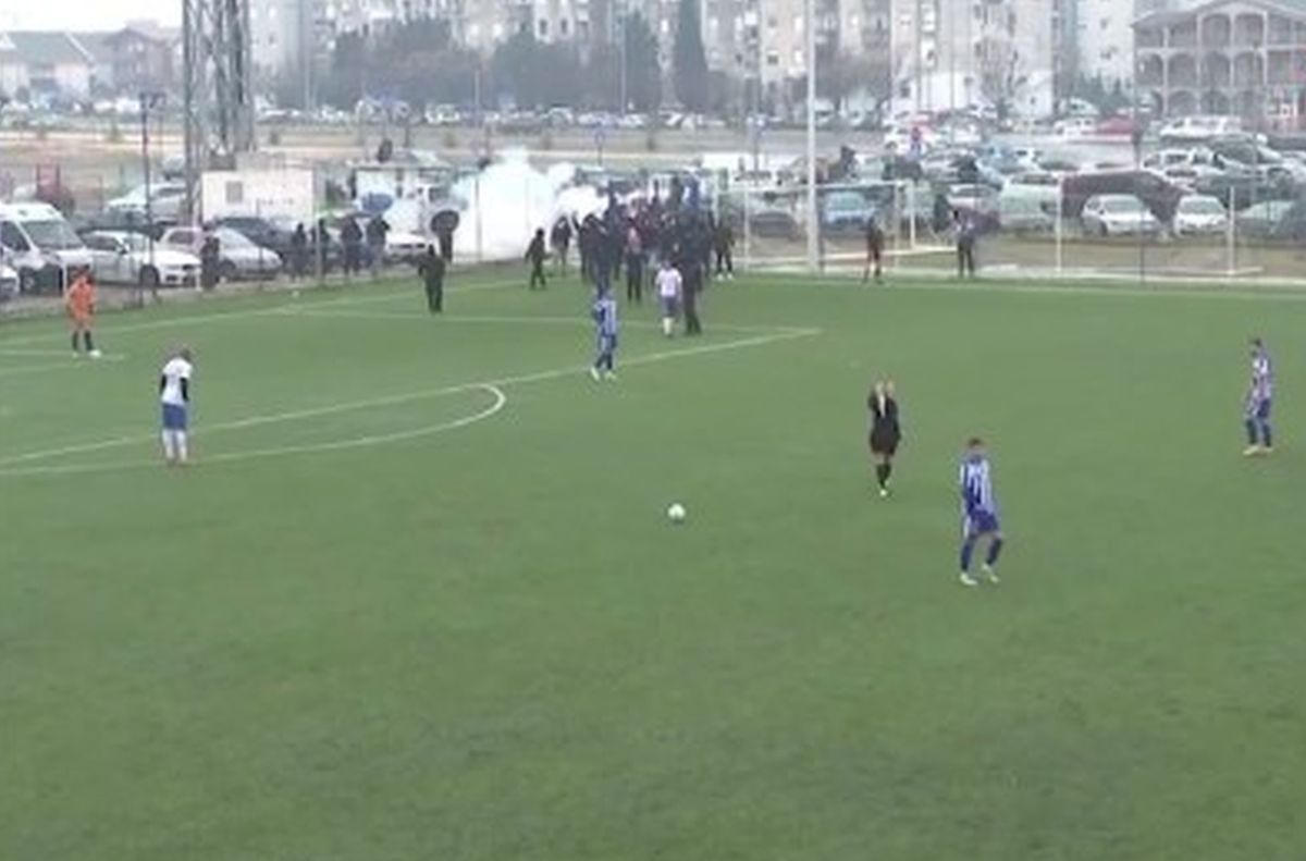 Haos! Suporterii au invadat terenul în timpul meciului și au adunat toate mingile!