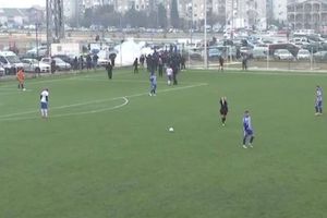 Haos! Suporterii au invadat terenul în timpul meciului și au adunat toate mingile!