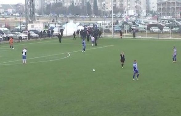 Haos! Suporterii au invadat terenul în timpul meciului și au adunat toate mingile!