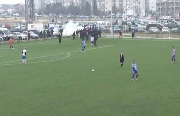 Haos! Suporterii au invadat terenul în timpul meciului și au adunat toate mingile!