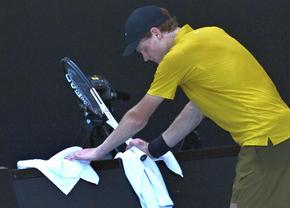 Jannik Sinner a vomitat în prosop în turul 3 la Australian Open, a vrut să abandoneze și decizia organizatorilor a schimbat complet situația » Cum s-a terminat meciul
