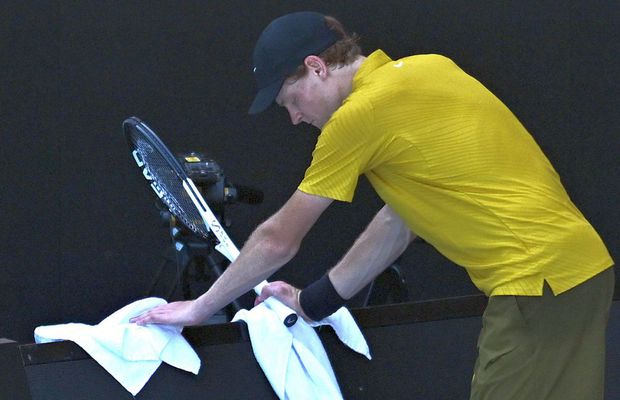 Jannik Sinner a vomitat în prosop în turul 3 la Australian Open, a vrut să abandoneze, dar decizia organizatorilor a schimbat complet situația
