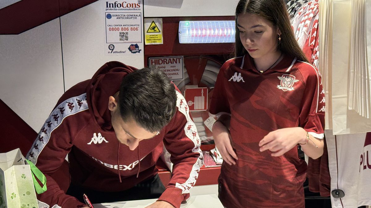 Olimpiu Moruțan e deja printre preferații fanilor Rapidului » Zeci de suporteri au venit să facă poze și să ia autografe