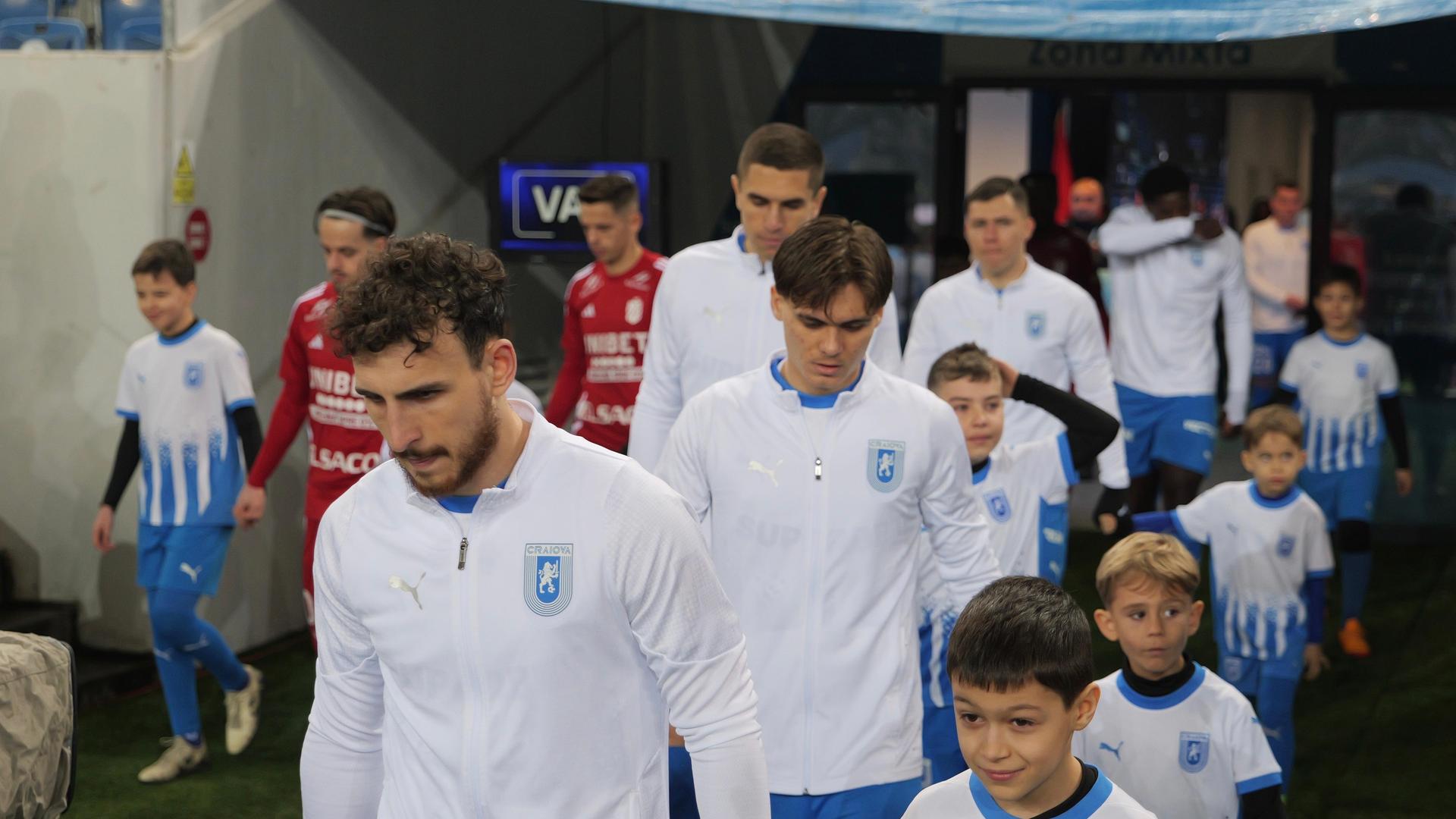 Jucători testați la control antidoping după meciul din Superliga fotbal dintre Craiova și Botoșani pe stadionul Ion Oblemenco | sursa foto: Gazeta Sporturilor Jucători testați la control antidoping după meciul din Superliga fotbal dintre Craiova și Botoșani pe stadionul Ion Oblemenco | sursa foto: Gazeta Sporturilor