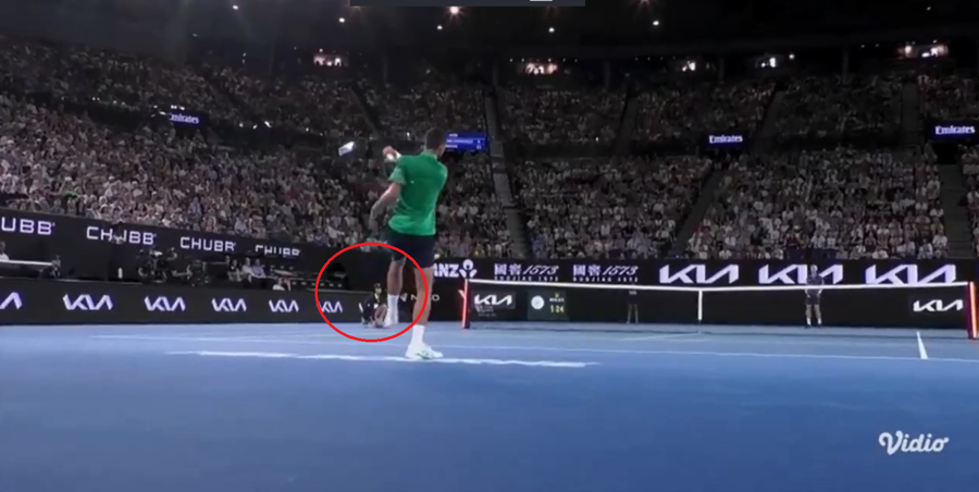 foto: captură X Novak Djokovic, la un centimetru de descalificare la Australian Open » Momentul de furie se putea termina rău
