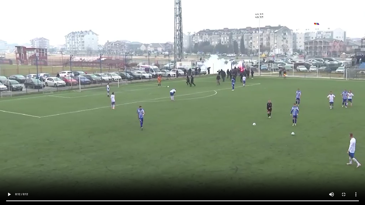 Haos! Suporterii au invadat terenul în timpul meciului și au adunat toate mingile!