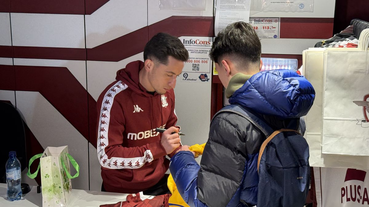 Olimpiu Moruțan e deja printre preferații fanilor Rapidului » Zeci de suporteri au venit să facă poze și să ia autografe
