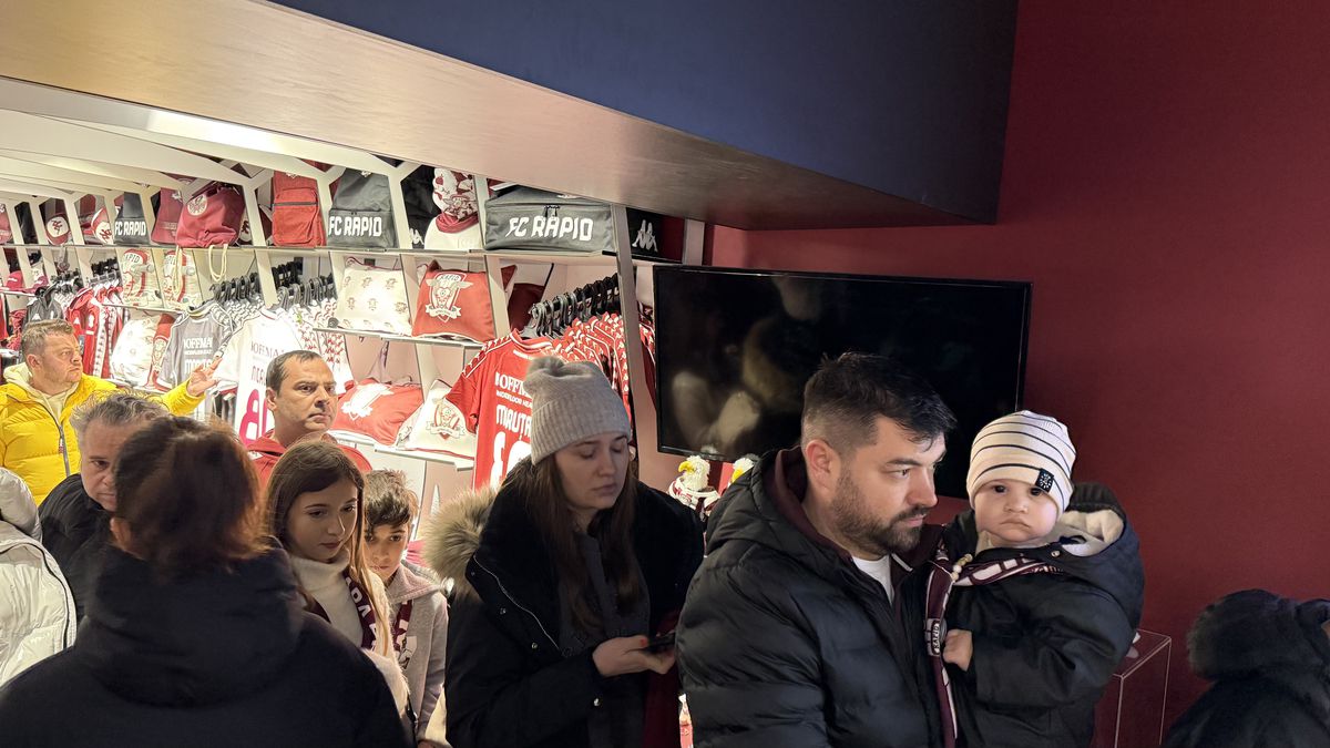 Olimpiu Moruțan e deja printre preferații fanilor Rapidului » Zeci de suporteri au venit să facă poze și să ia autografe