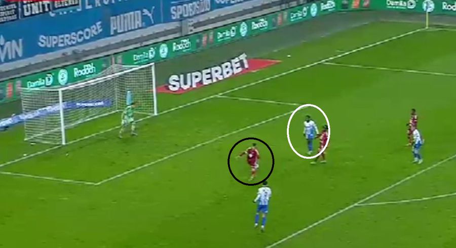 Fără a fi presat, Miron (încercuit cu negru) i-a dat mingea lui Etim (încercuit cu alb) Miron spune ce a vrut la gafa inexplicabilă din Craiova - Botoșani