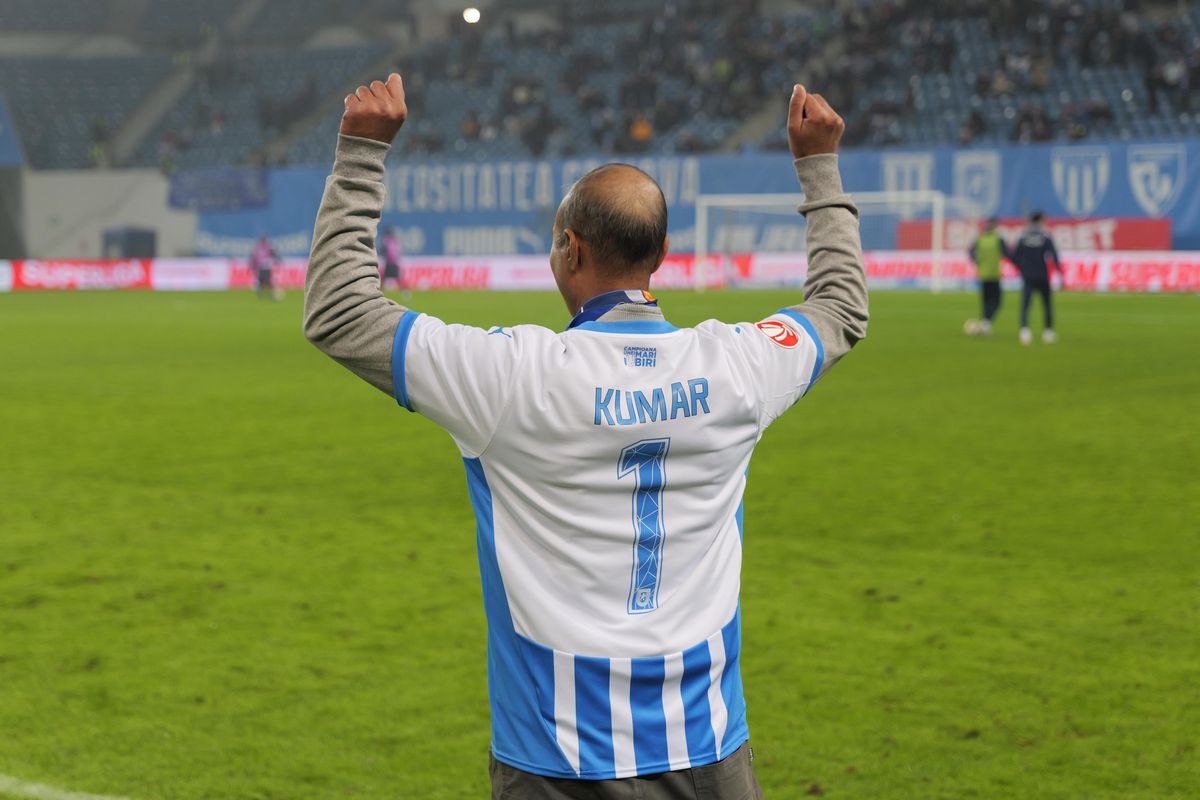 Indianul care a salvat o fetiță de la înec, invitat special la Craiova - Botoșani: ovaționat în iarbă