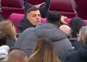 Xhaka, conflict cu un fan și meciul întrerupt! „Ciocănarilor” le-au fost suficiente 45 de minute pentru a tranșa partida