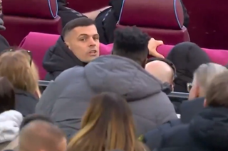 Xhaka, conflict cu un fan și meciul întrerupt! „Ciocănarilor” le-au fost suficiente 45 de minute pentru a tranșa partida