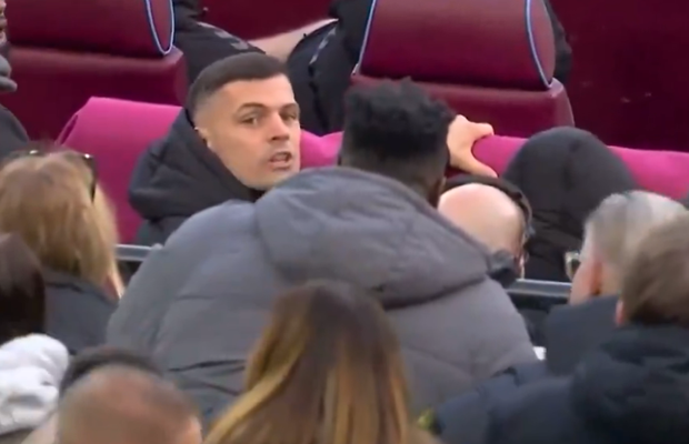 Xhaka, conflict cu un fan și meciul întrerupt! „Ciocănarilor” le-au fost suficiente 45 de minute pentru a tranșa partida