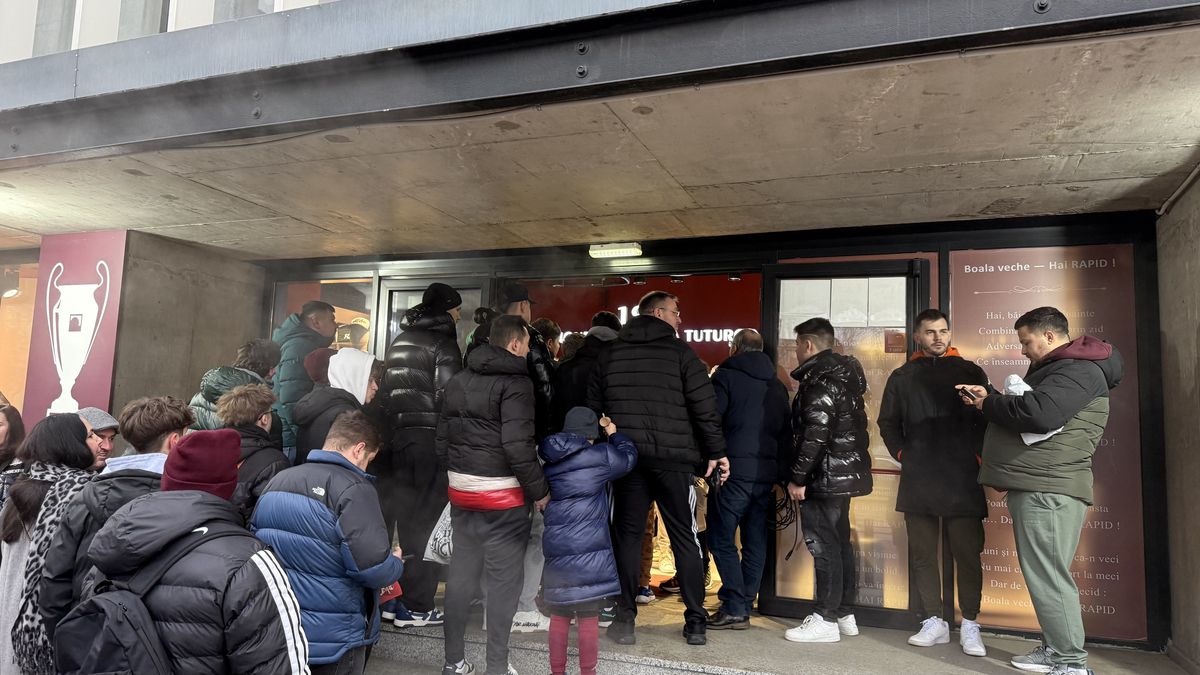 Olimpiu Moruțan e deja printre preferații fanilor Rapidului » Zeci de suporteri au venit să facă poze și să ia autografe