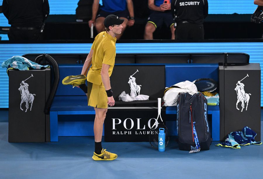 Jannik Sinner a vomitat în prosop în turul 3 la Australian Open, a vrut să abandoneze, dar decizia organizatorilor a schimbat complet situația