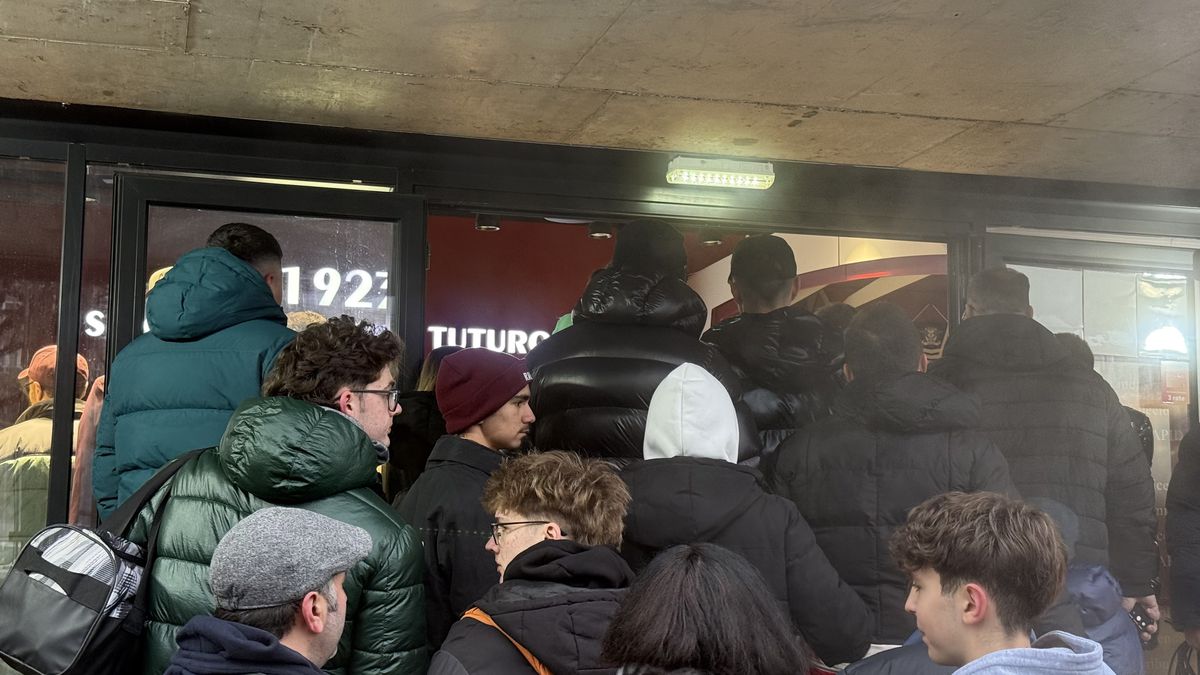 Olimpiu Moruțan e deja printre preferații fanilor Rapidului » Zeci de suporteri au venit să facă poze și să ia autografe