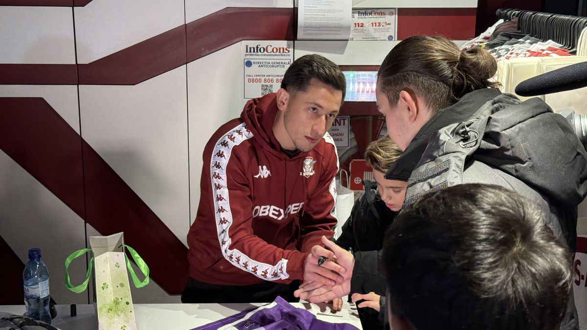 Olimpiu Moruțan e deja printre preferații fanilor Rapidului » Zeci de suporteri au venit să facă poze și să ia autografe