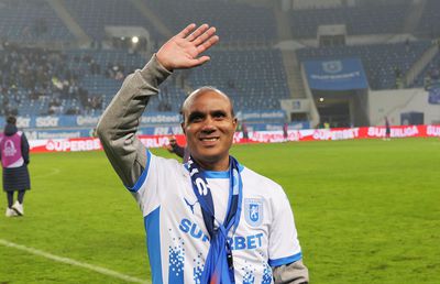 Indianul care a salvat o fetiță de la înec, invitat special la Craiova - Botoșani: ovaționat în iarbă