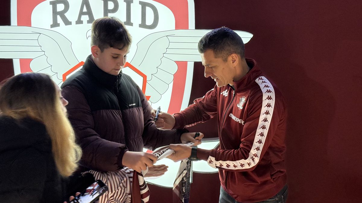 Olimpiu Moruțan e deja printre preferații fanilor Rapidului » Zeci de suporteri au venit să facă poze și să ia autografe
