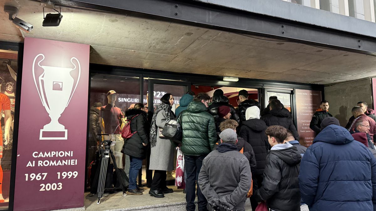 Olimpiu Moruțan e deja printre preferații fanilor Rapidului » Zeci de suporteri au venit să facă poze și să ia autografe