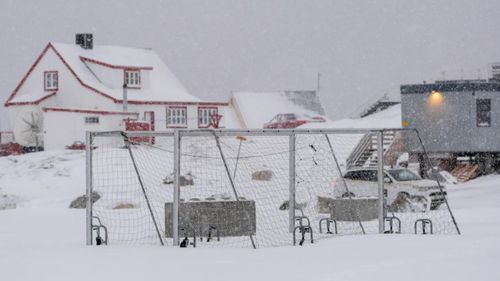 Terenul echipei din capitala Groenlandei, Nuuk, acoperit cu un strat gros de zăpadă
