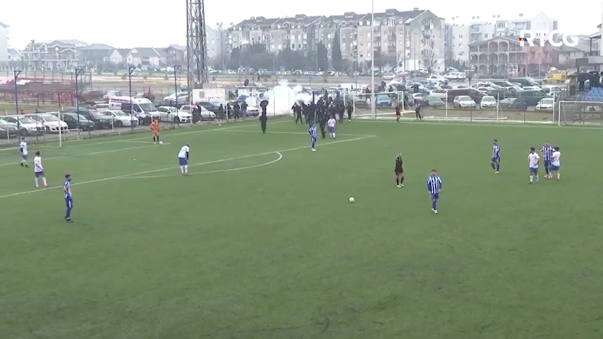 Haos! Suporterii au invadat terenul în timpul meciului și au adunat toate mingile!