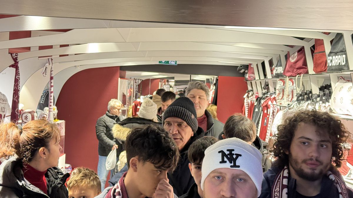 Olimpiu Moruțan e deja printre preferații fanilor Rapidului » Zeci de suporteri au venit să facă poze și să ia autografe