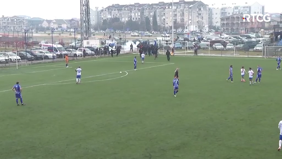 Haos! Suporterii au invadat terenul în timpul meciului și au adunat toate mingile!