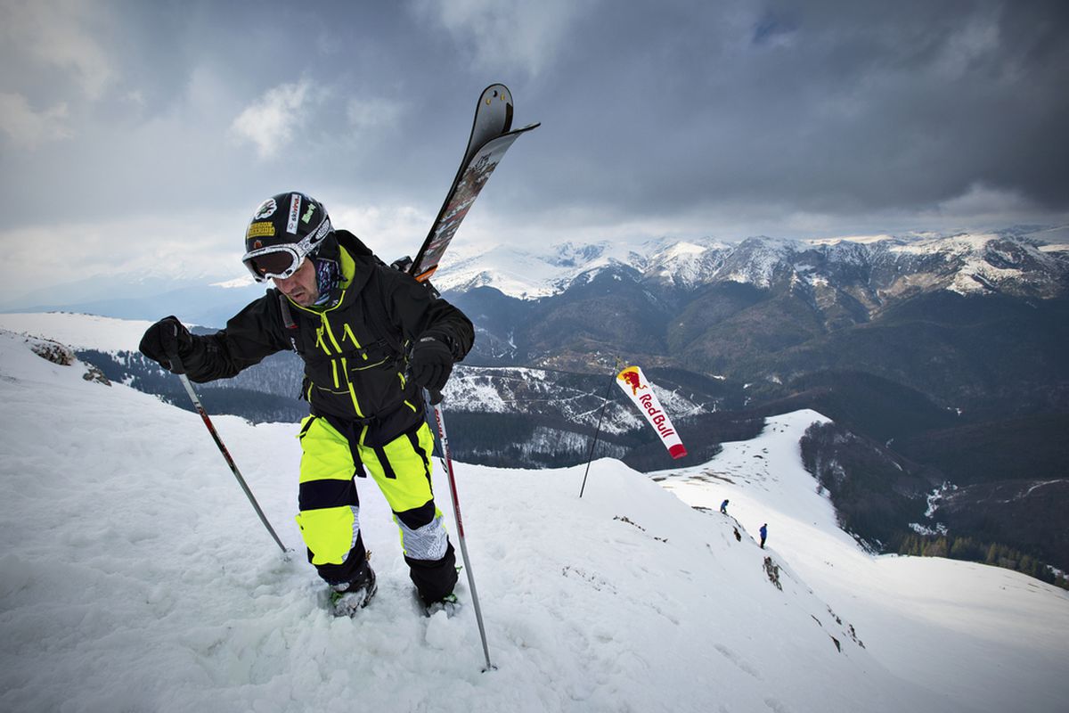VIDEO+FOTO Imagini spectaculoase din dronă! Creasta Masivului Oslea a fost cucerită de cei mai buni schiori și snowboarderi