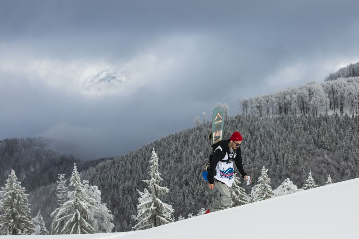 VIDEO+FOTO Imagini spectaculoase din dronă! Creasta Masivului Oslea a fost cucerită de cei mai buni schiori și snowboarderi