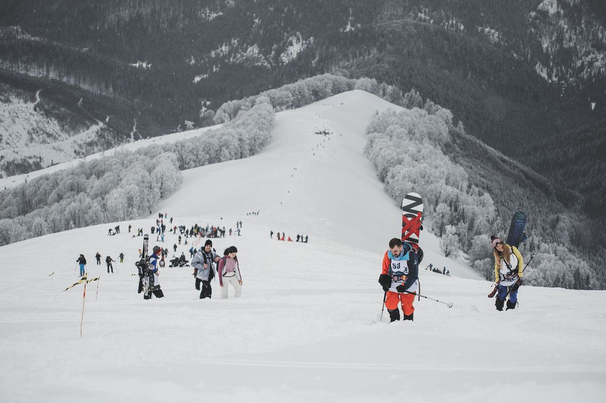 VIDEO+FOTO Imagini spectaculoase din dronă! Creasta Masivului Oslea a fost cucerită de cei mai buni schiori și snowboarderi