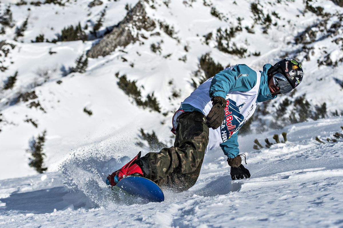 VIDEO+FOTO Imagini spectaculoase din dronă! Creasta Masivului Oslea a fost cucerită de cei mai buni schiori și snowboarderi