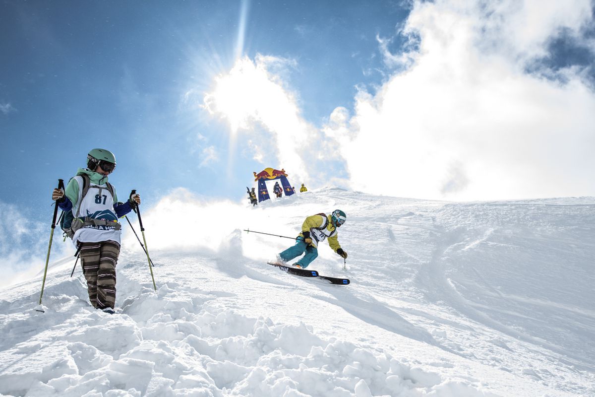 VIDEO+FOTO Imagini spectaculoase din dronă! Creasta Masivului Oslea a fost cucerită de cei mai buni schiori și snowboarderi