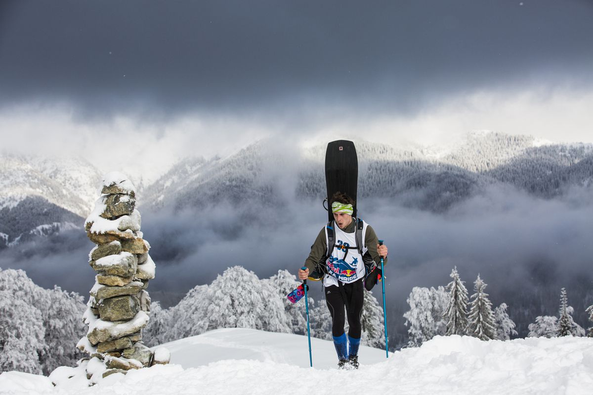 VIDEO+FOTO Imagini spectaculoase din dronă! Creasta Masivului Oslea a fost cucerită de cei mai buni schiori și snowboarderi
