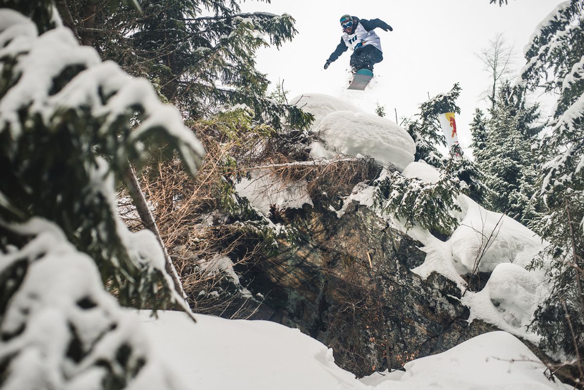 VIDEO+FOTO Imagini spectaculoase din dronă! Creasta Masivului Oslea a fost cucerită de cei mai buni schiori și snowboarderi