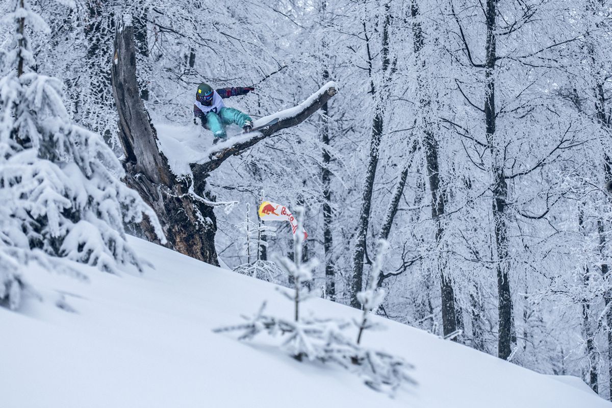 VIDEO+FOTO Imagini spectaculoase din dronă! Creasta Masivului Oslea a fost cucerită de cei mai buni schiori și snowboarderi
