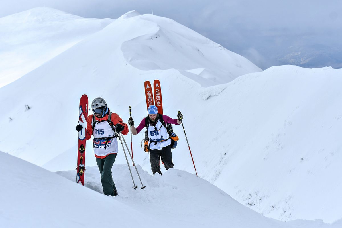 VIDEO+FOTO Imagini spectaculoase din dronă! Creasta Masivului Oslea a fost cucerită de cei mai buni schiori și snowboarderi