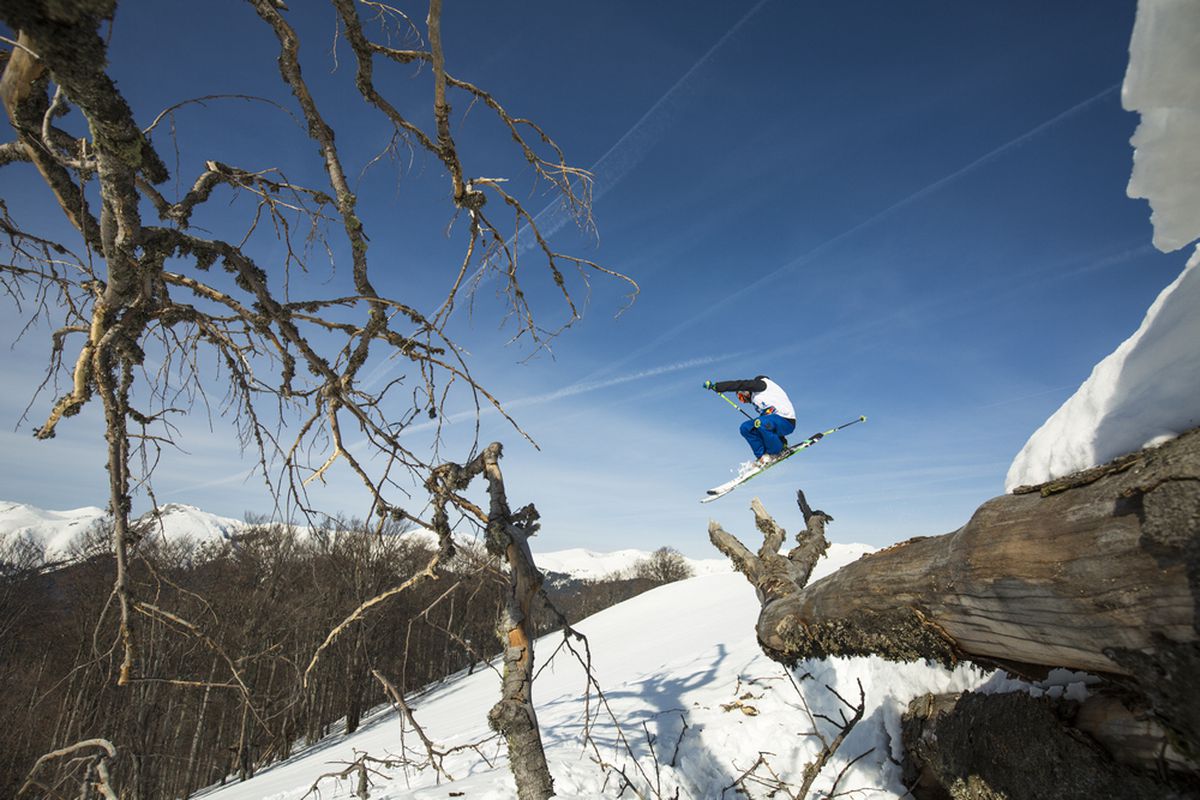 VIDEO+FOTO Imagini spectaculoase din dronă! Creasta Masivului Oslea a fost cucerită de cei mai buni schiori și snowboarderi