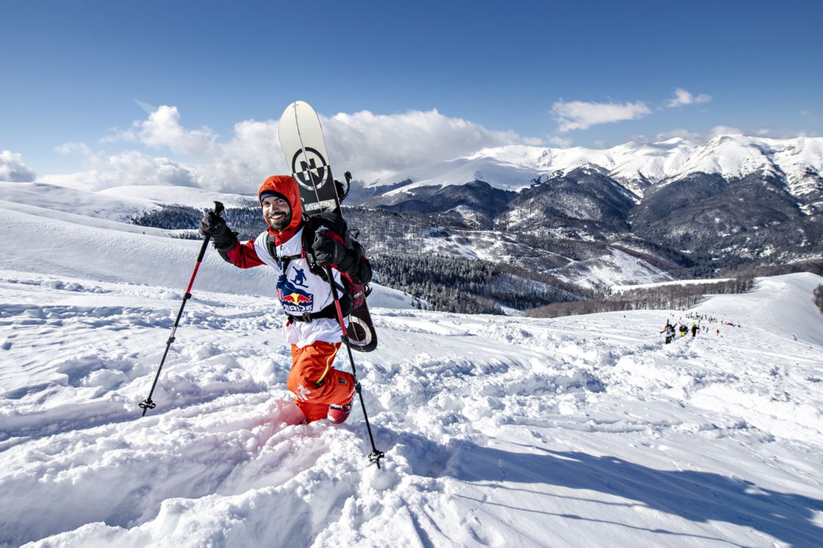 VIDEO+FOTO Imagini spectaculoase din dronă! Creasta Masivului Oslea a fost cucerită de cei mai buni schiori și snowboarderi