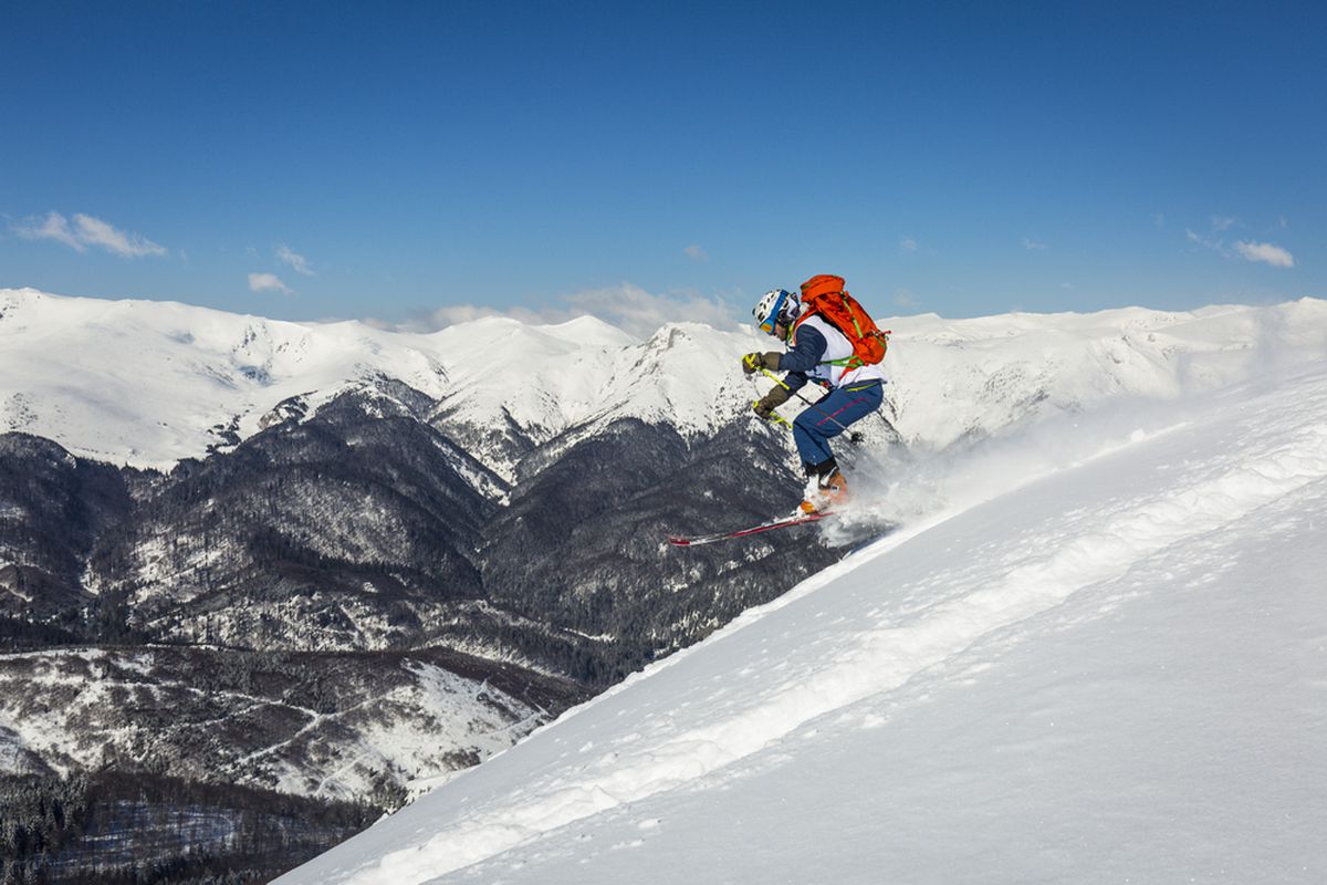 VIDEO+FOTO Imagini spectaculoase din dronă! Creasta Masivului Oslea a fost cucerită de cei mai buni schiori și snowboarderi