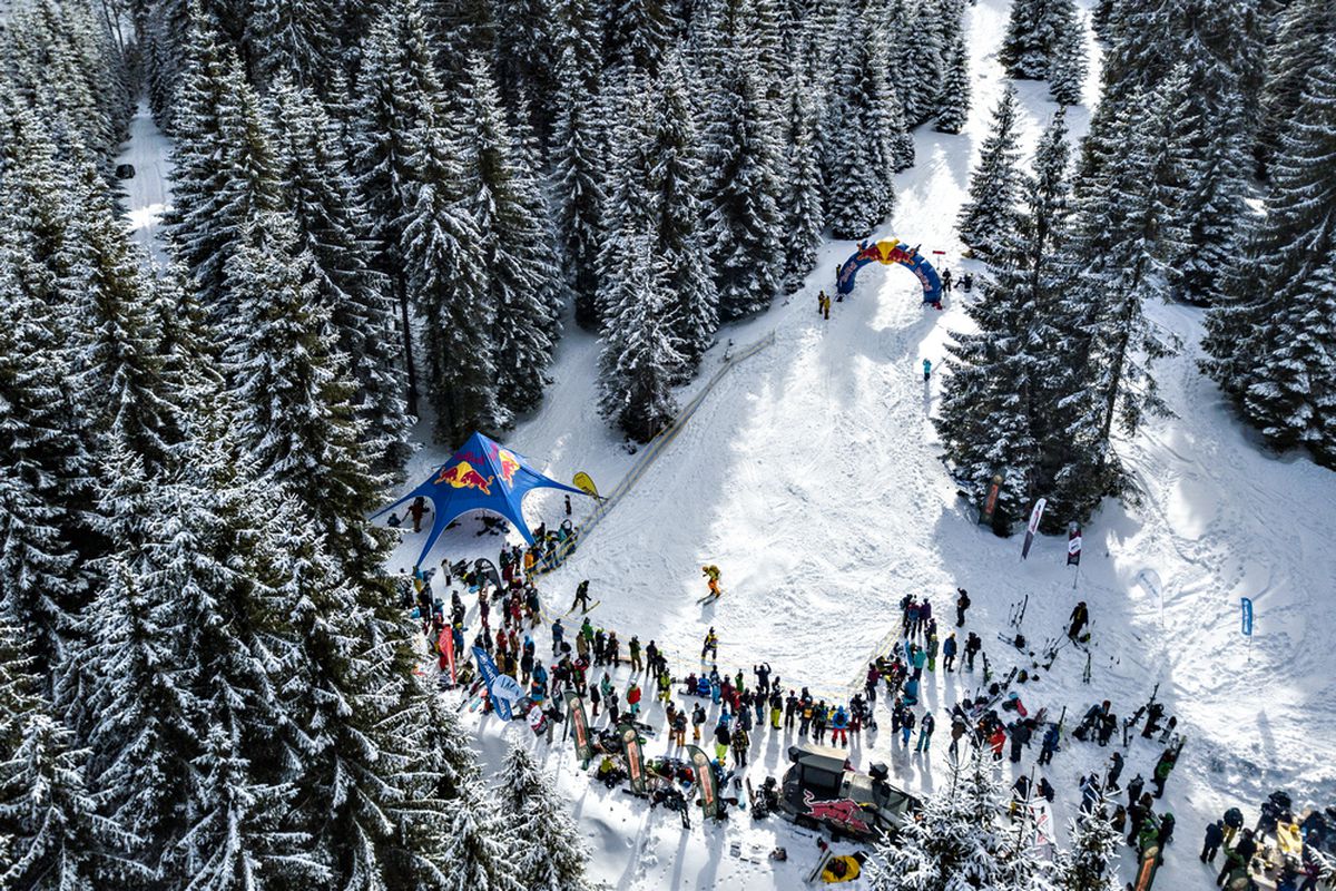 VIDEO+FOTO Imagini spectaculoase din dronă! Creasta Masivului Oslea a fost cucerită de cei mai buni schiori și snowboarderi