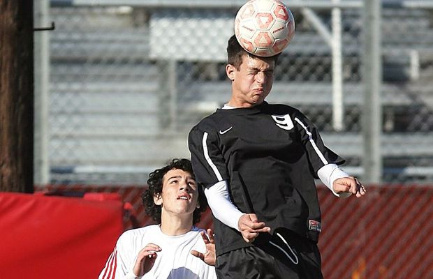 Federațiile de fotbal din Marea Britanie au luat o decizie ISTORICĂ: le-a interzis copiilor să lovească mingea cu capul în antrenamente!