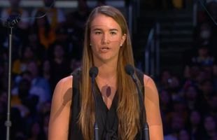 KOBE BRYANT MEMORIAL // VIDEO+FOTO Sabrina Ionescu, amintiri speciale cu Kobe Bryant: „Ne-am uitat unul la altul și mi-a zis: «Nu știu de unde a învățat asta!»”. Discurs impresionant al soției lui