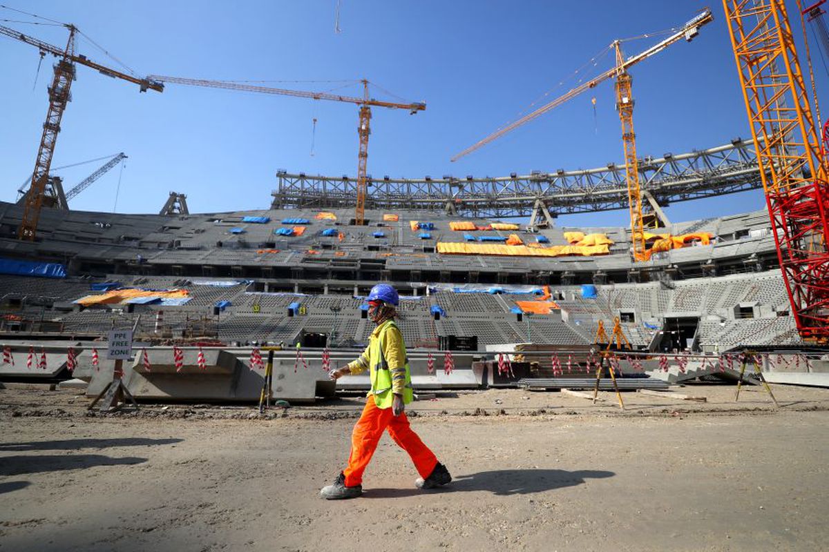 Șantierele morții: 6.751 de muncitori imigranți decedați la construirea stadioanelor pentru Mondialul din Qatar!