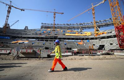 Șantierele morții: 6.751 de muncitori imigranți decedați la construirea stadioanelor pentru Mondialul din Qatar!