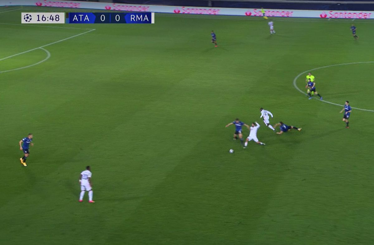A comis-o VAR? „Roșu” direct în Atalanta - Real Madrid! Ce s-a întâmplat în debutul meciului