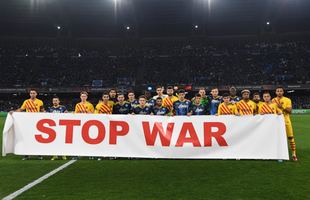 UEFA a scandalizat lumea fotbalului cu boicotul anti-război de la Napoli - Barcelona » Mesaj cenzurat la TV!