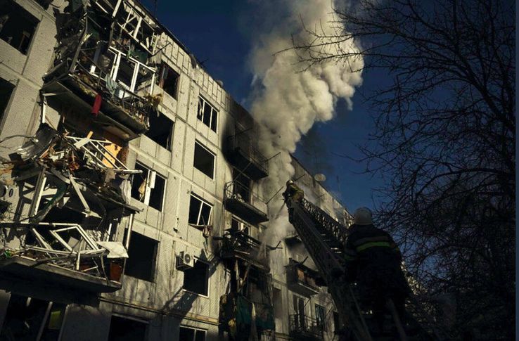 Un bloc din orașu Ciuhuiiv, lângă Harkov, a fost devastat de bombele rusești // FOTO: Guliver/GettyImages