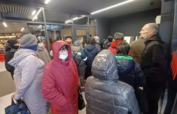 Corespondență Libertatea cu FILMĂRI din orașul atacat de ruși. „Oamenii își păstrează calmul la cozi uriașe”