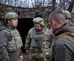 Președintele Ucrainei, Vladimir Zelenskiy, discută cu soldații pe front